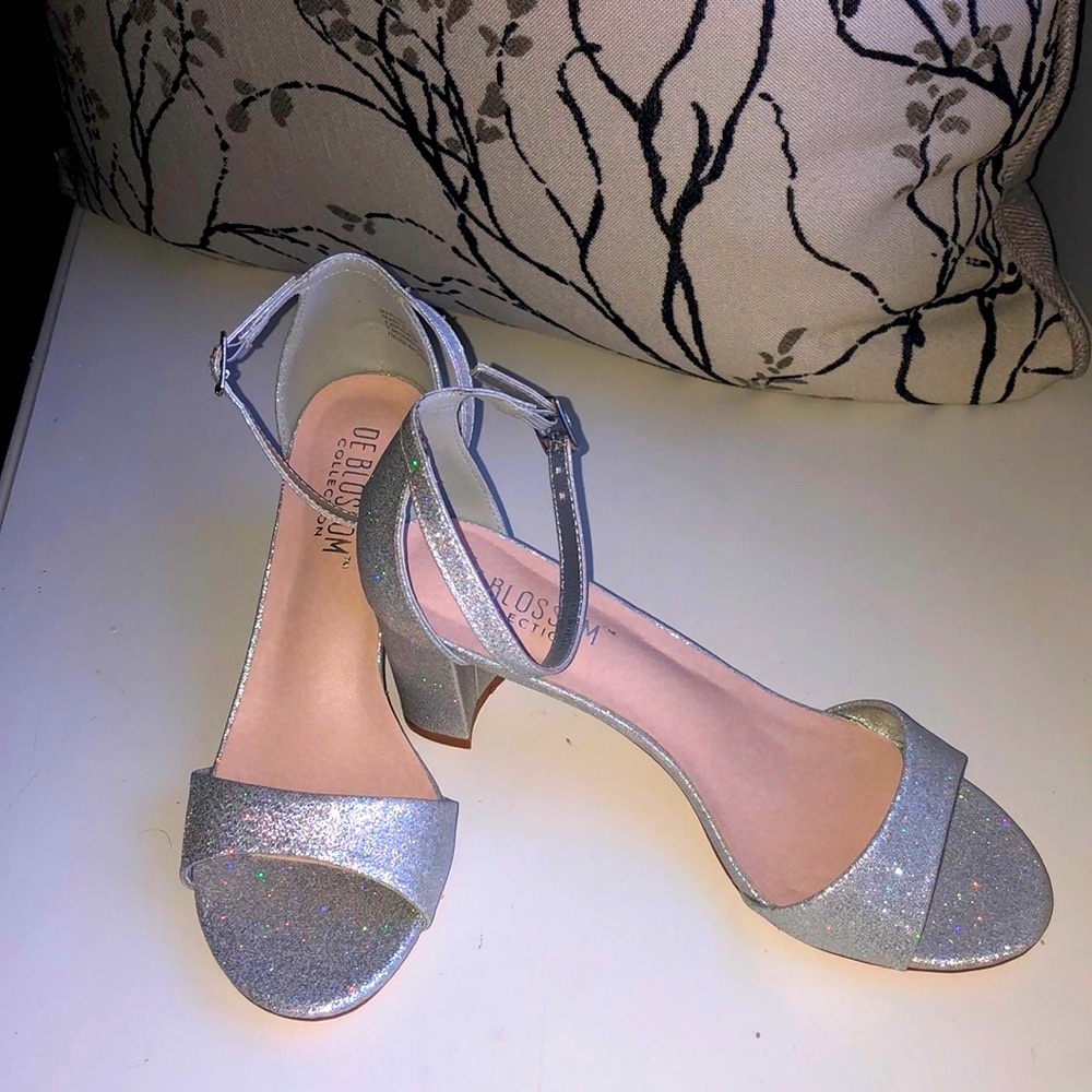 NWT De Blossom silver glitter sandals 2 1/2 inches block heels dress shoes